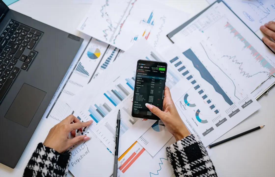 Reviewing finances and a budget at a desk, comparing debt consolidation options in the UK
